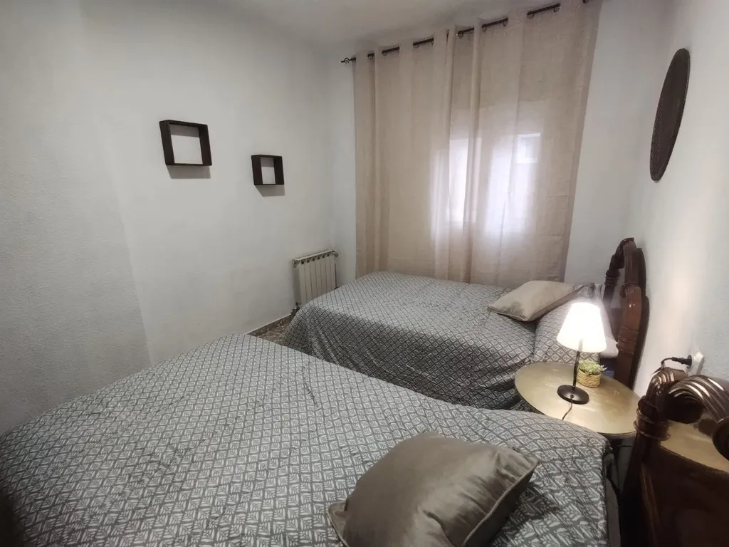 Chambres - 3-Bedroom Apartment with Balcony in City Centre