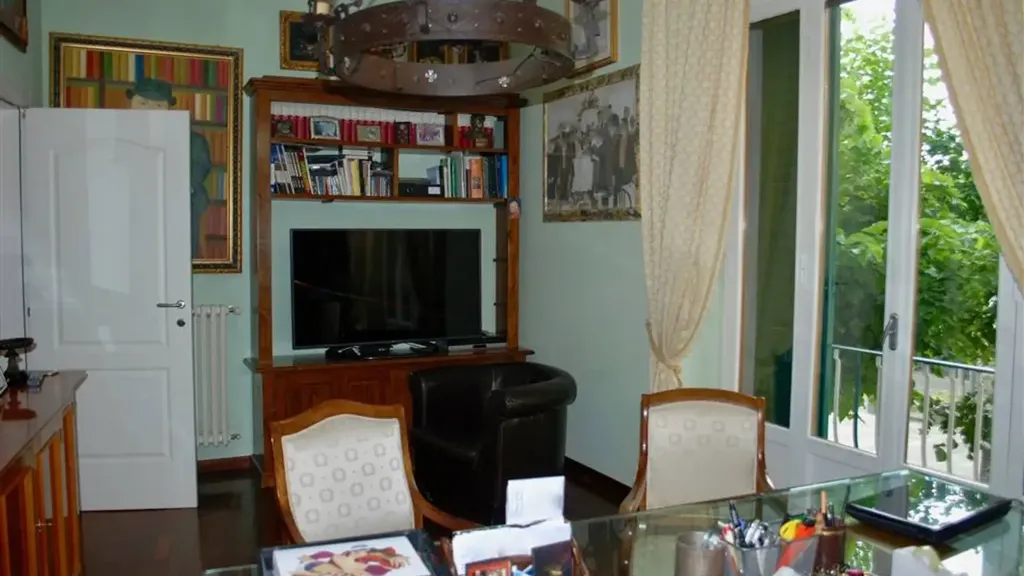 Bureau - Luxury Apartment with River View in Pontassieve