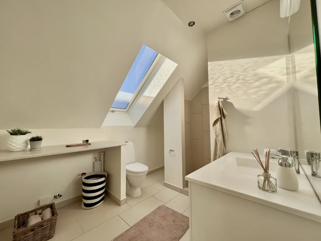 Salles de bain - Four-Bedroom Terraced House in Tilst