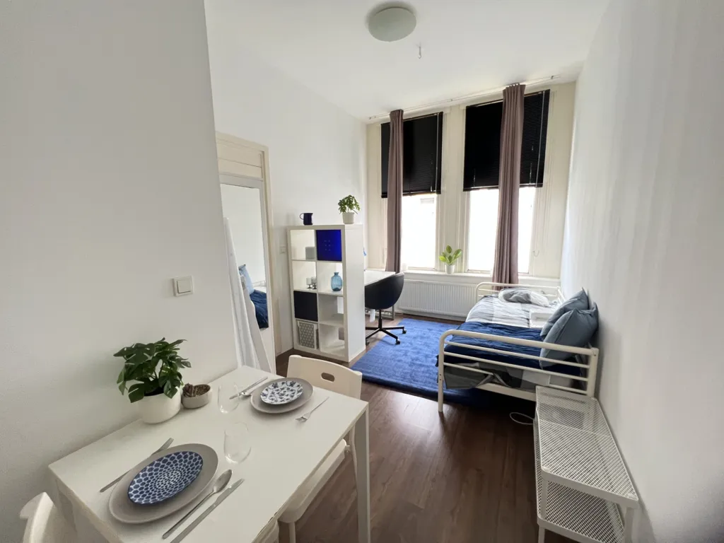 Salle à manger - Furnished Studio with Balcony in Rotterdam Vreewijk