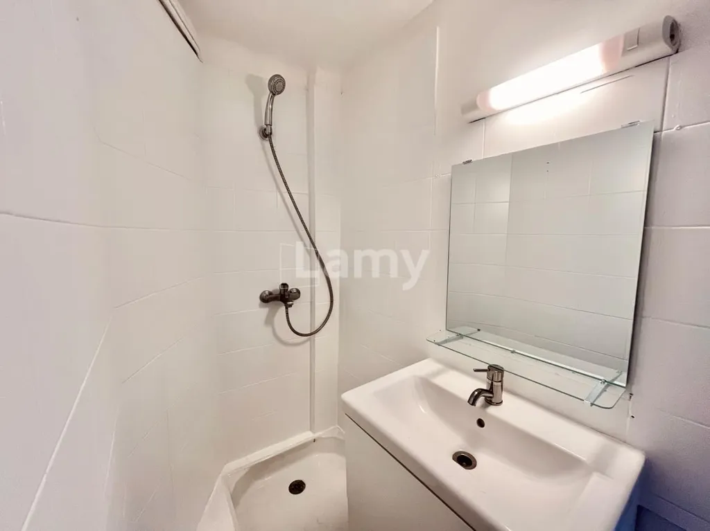 Salles de bain - Appartement T2 avec Cave et Interphone à Aix-en-Provence