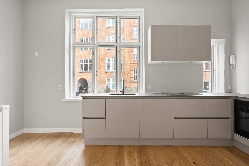 Kitchen - Charming Renovated Flat with Parking in Øgaderne