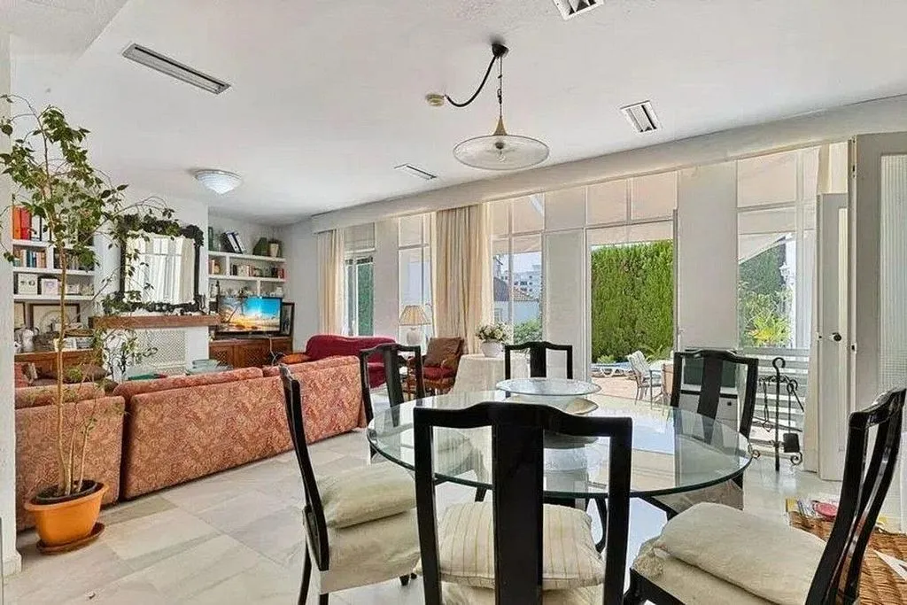Chalet with Pool and Terrace in Casco Antiguo