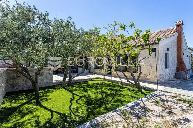 Garden - House with Pool and Gallery in Gaćelezi