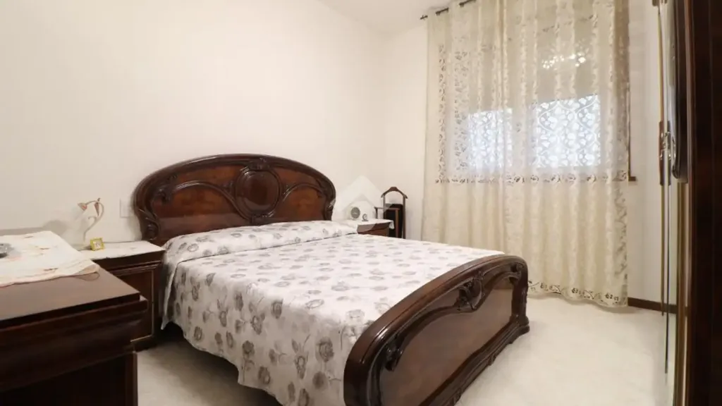 Camere da letto - Rear-Facing Apartment with Balcony in Mantua