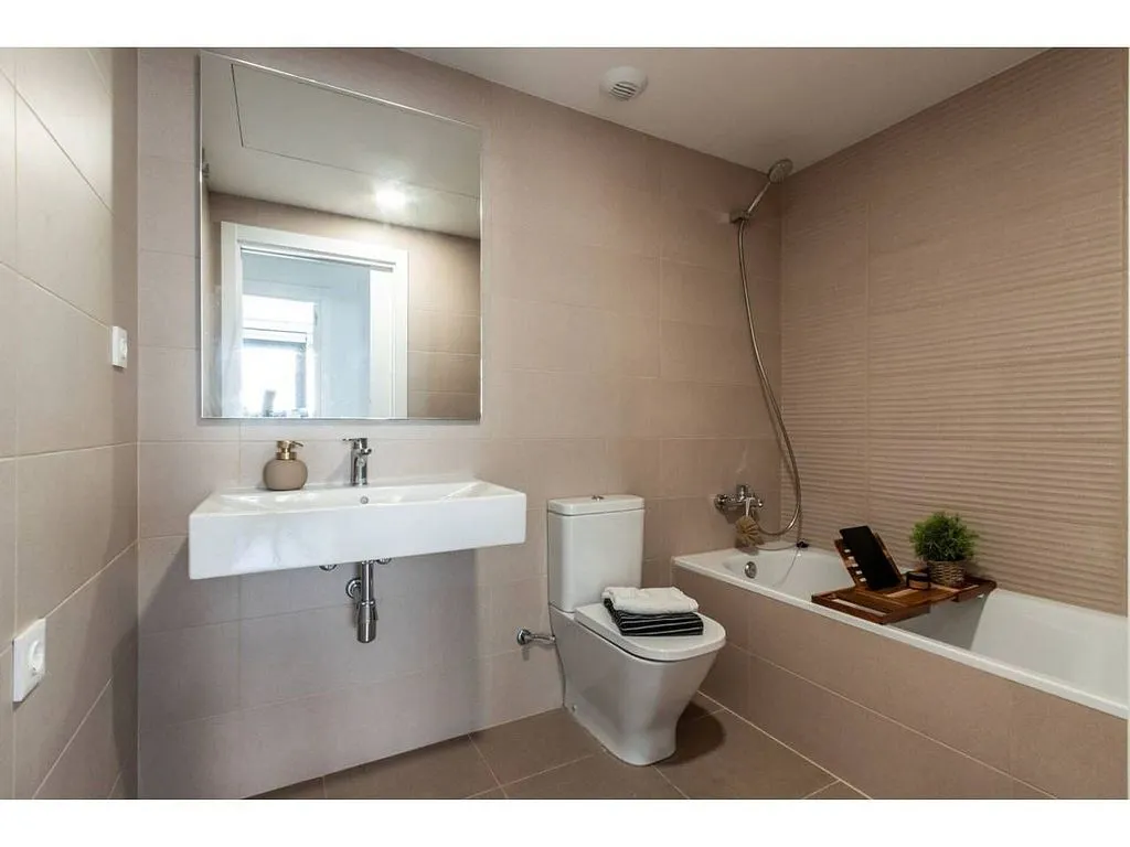 Vannitoad - Duplex with Terrace in Vallparadís