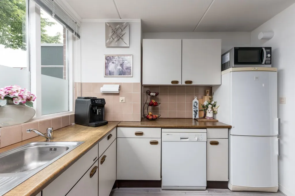 Köök - Spacious 5-Bedroom House with Deep Garden in Almere
