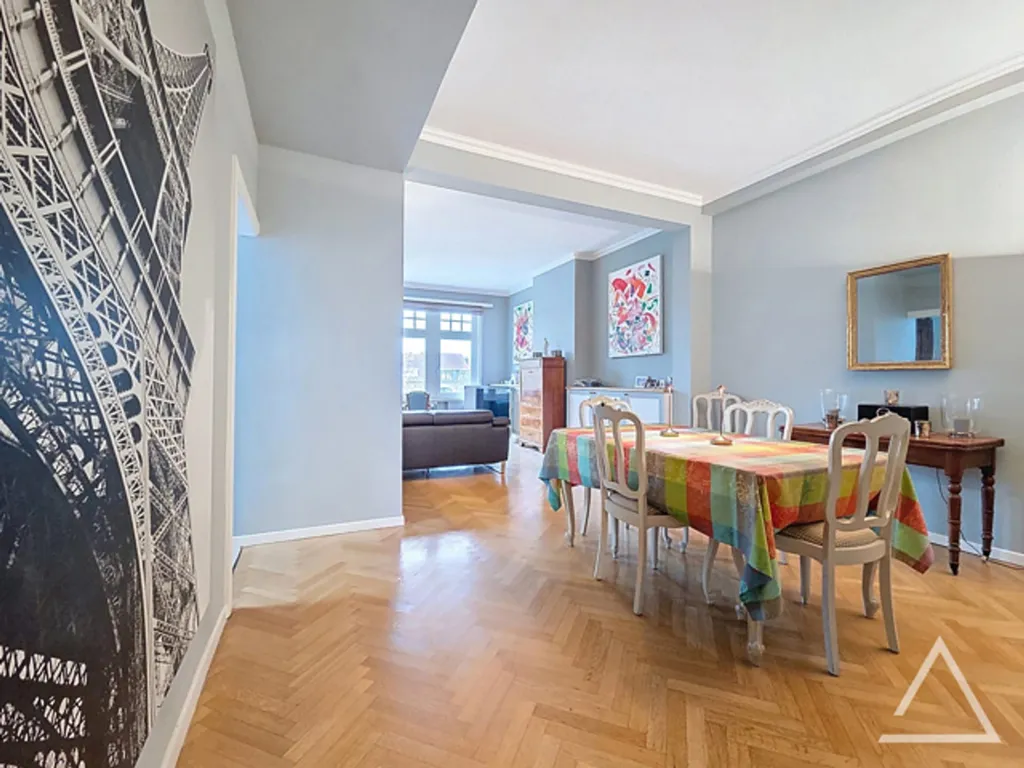 Sala da pranzo - 3-Bedroom Apartment with Terrace in Urban Setting