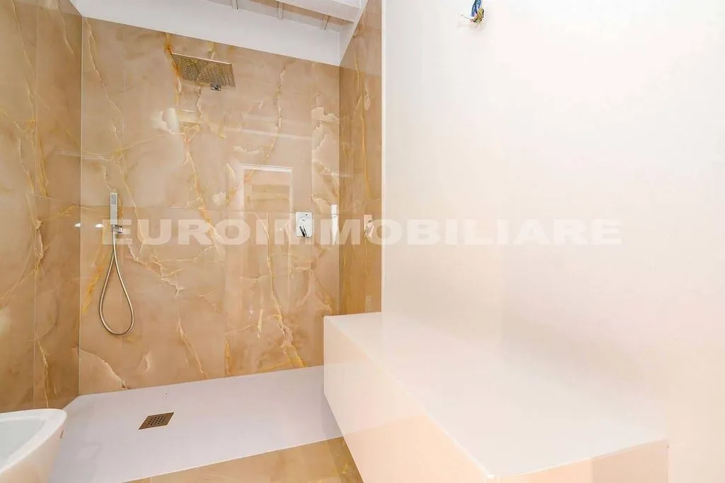 Salles de bain - Luxury Penthouse with Panoramic View in Brescia