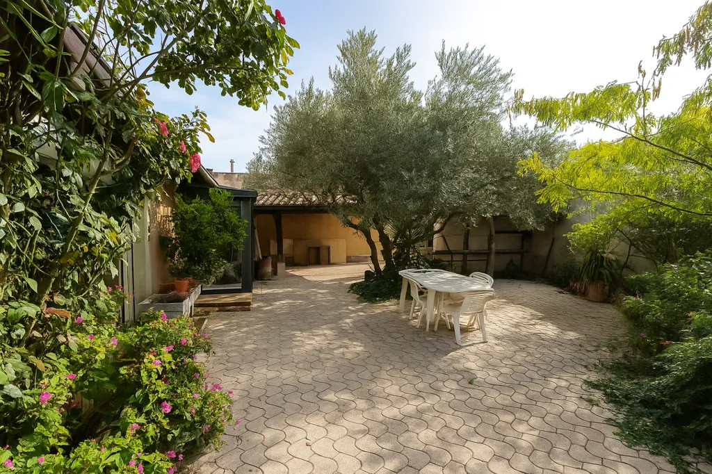 Terrasse - Maison avec Studio Indépendant au Calme à Robion
