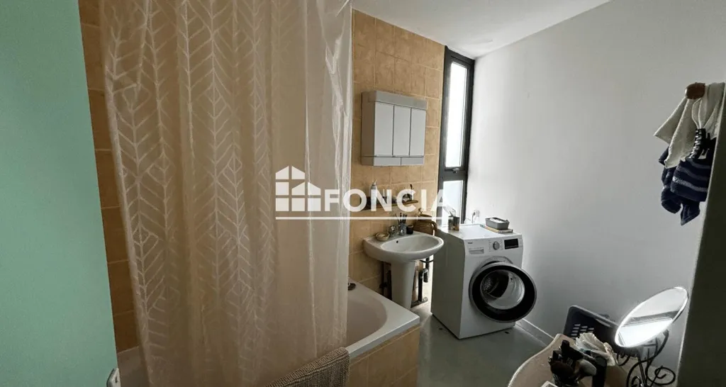 Bathrooms - Spacious 4-Piece Apartment with Balconies in Pessac