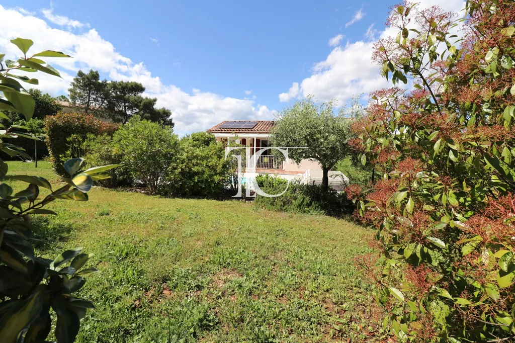 Jardin - Maison de Plain-Pied avec Piscine à Saint-Ambroix