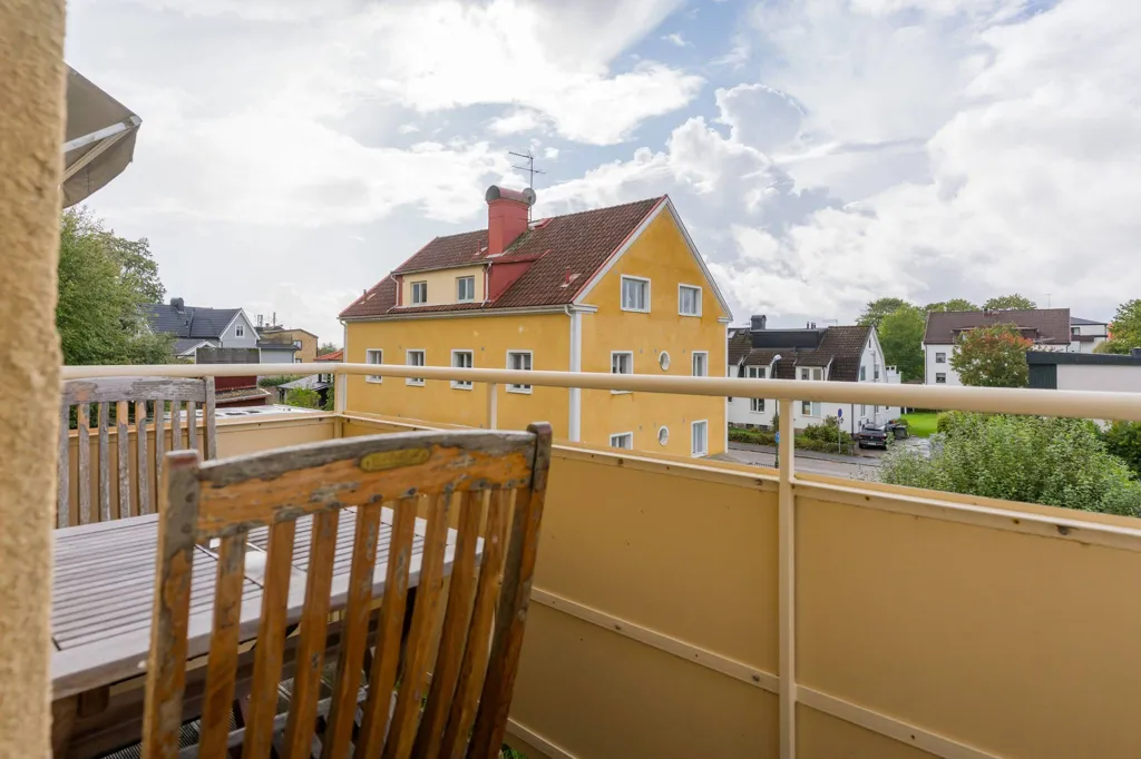 Rõdu - Renovated Three-Bedroom with Balcony in Bergdalen