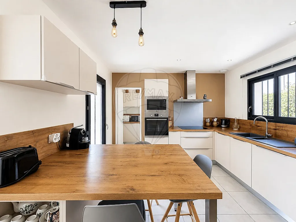 Cuisine - Villa Contemporaine avec Piscine à Proximité des Commodités