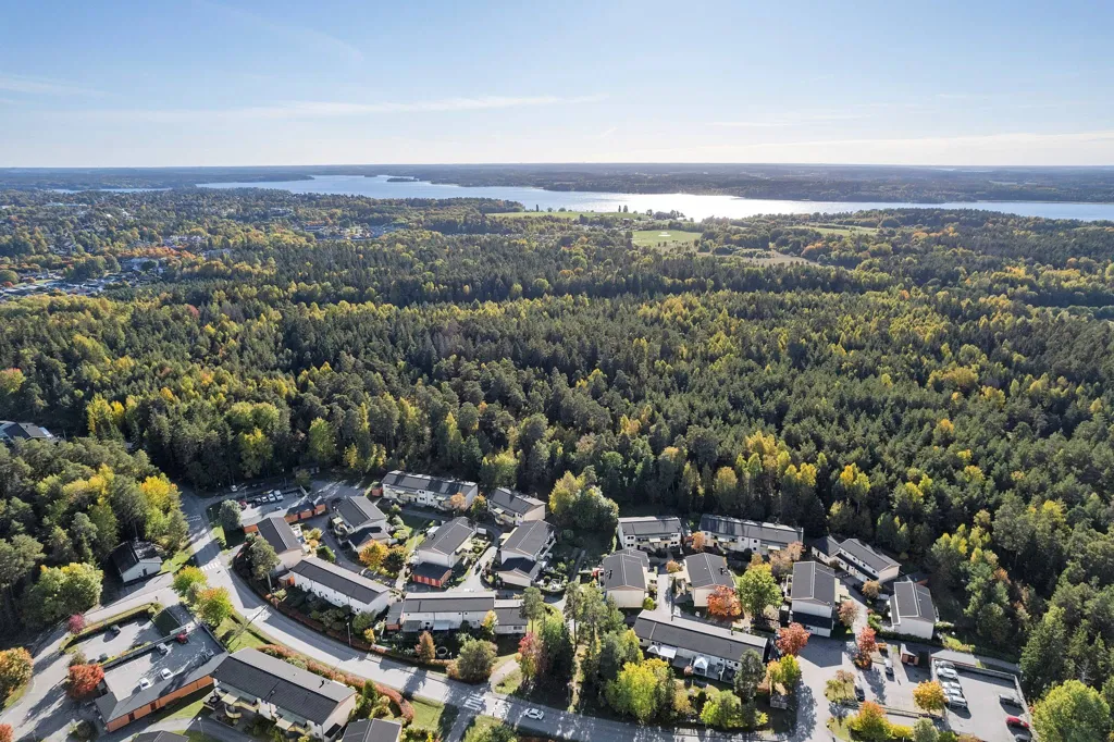 Vue aérienne - Apartment with Garden in South-West Järfälla