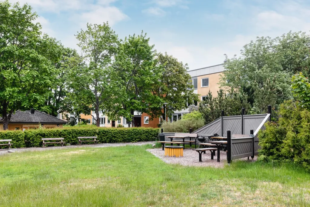 Jardin - 3.5-Bedroom Flat with Glazed Balcony in Täby