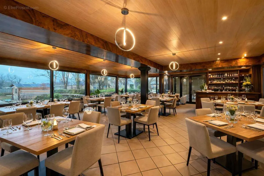 Salle à manger - Propriété de 10 Pièces avec Vue Montagne à Les Abrets