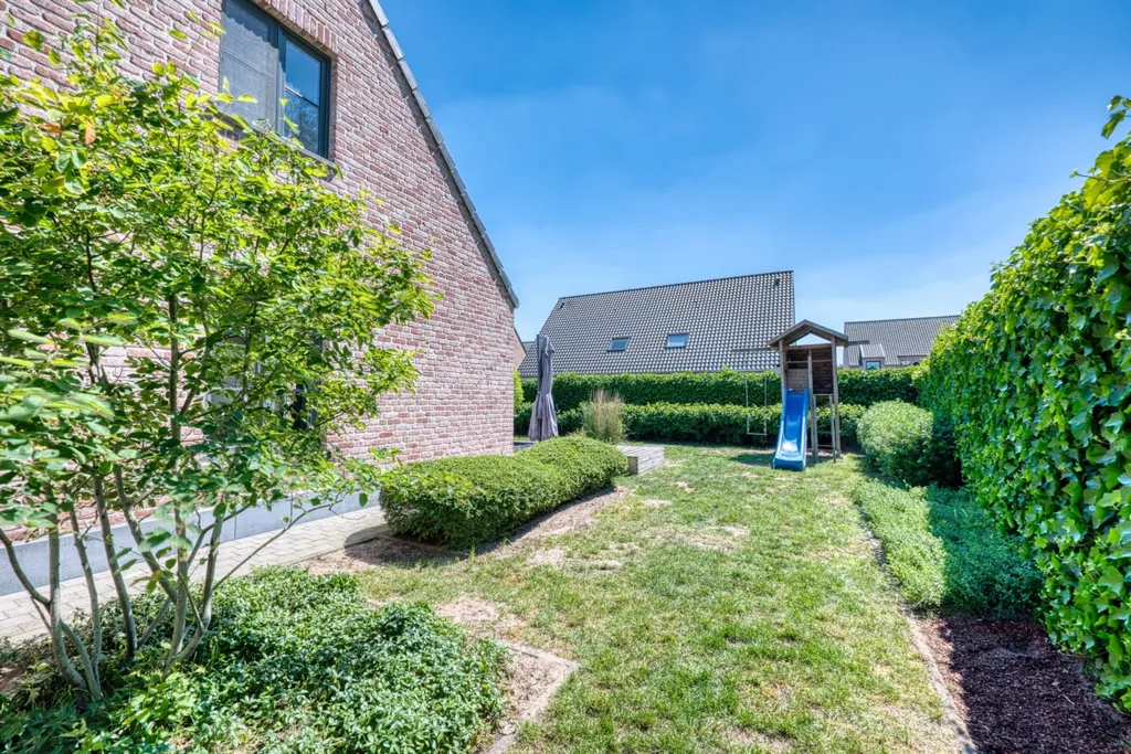 Aed - Semi-Open House with Garden near Centre