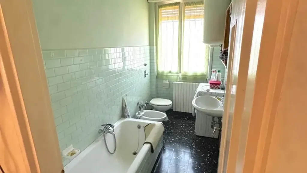 Salles de bain - Cielo-Terra Property with Shop in Binasco