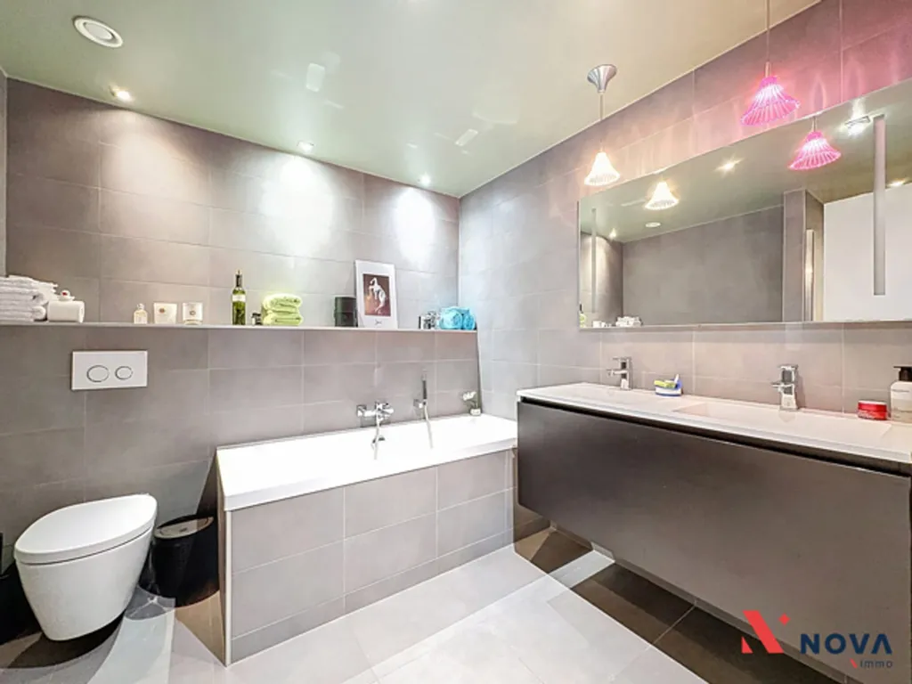 Salles de bain - Appartement 2 Chambres avec Vue Panoramique à Bruxelles
