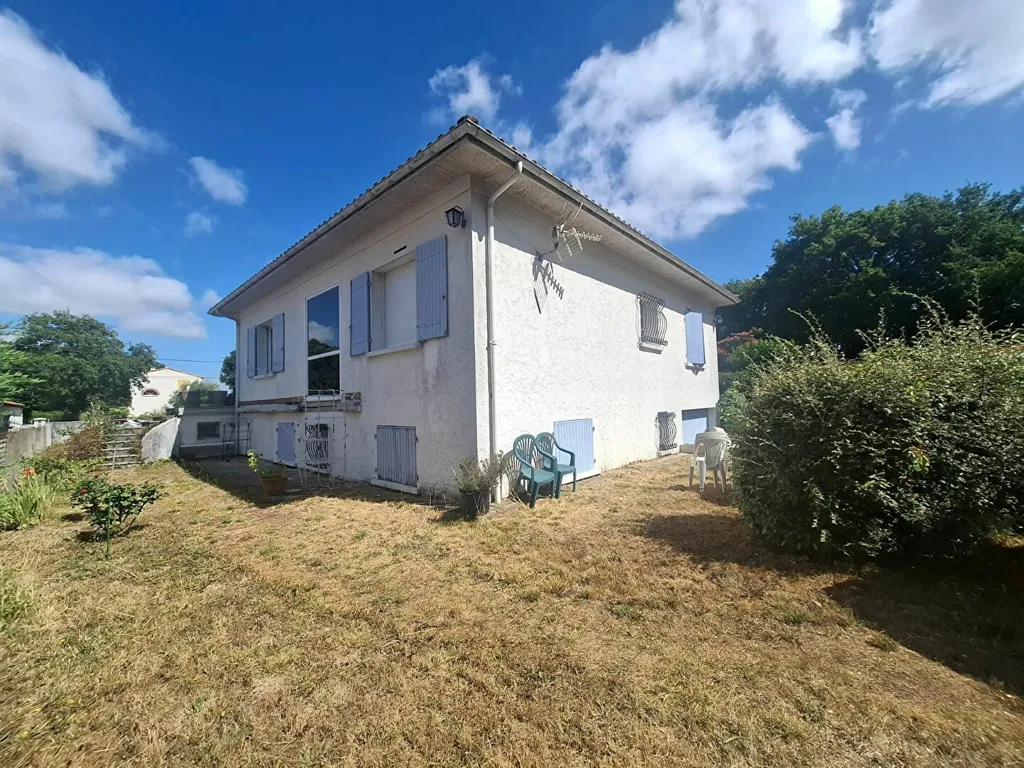 Extérieur - Maison Traditionnelle avec Jardin à Étaule