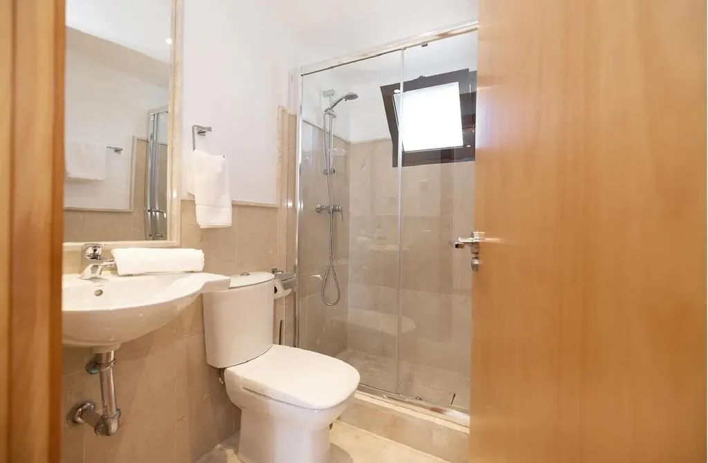Bathrooms - Luxury Flat with Pool in Casares, Andalusia