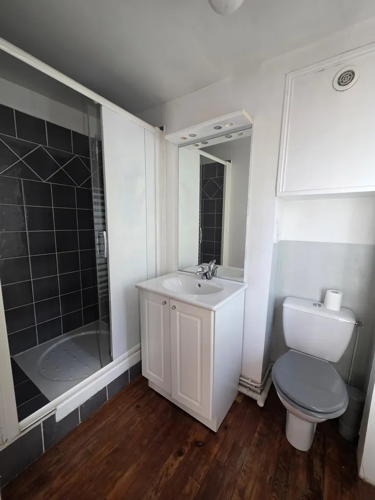 Salles de bain - Maison de Ville avec Cour à Bernay