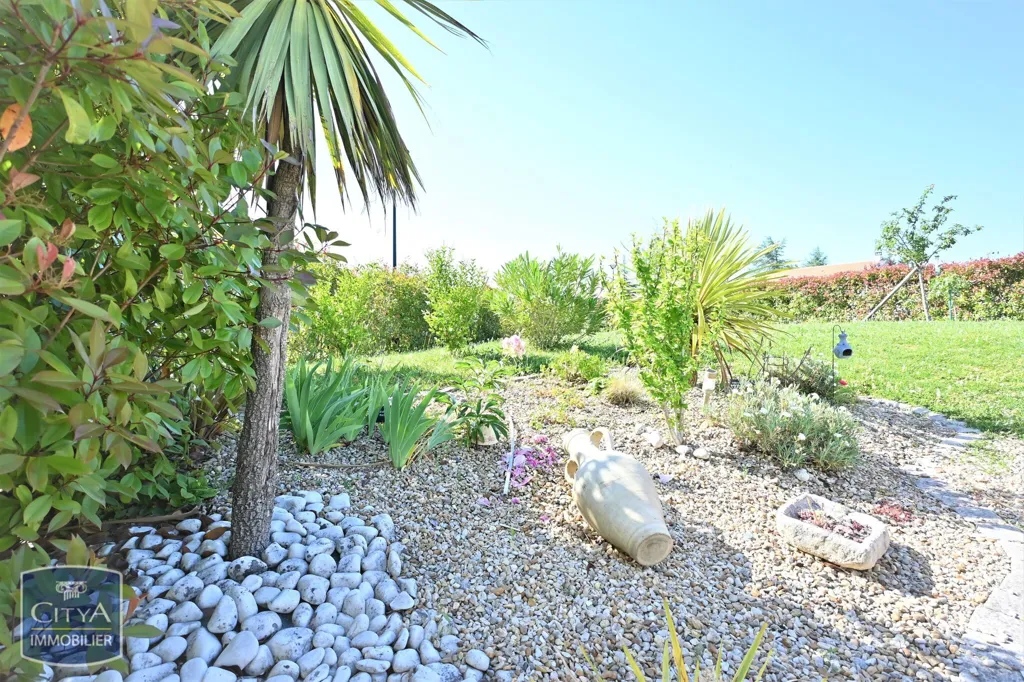 Jardin - Maison Contemporaine avec Jardin à Arces