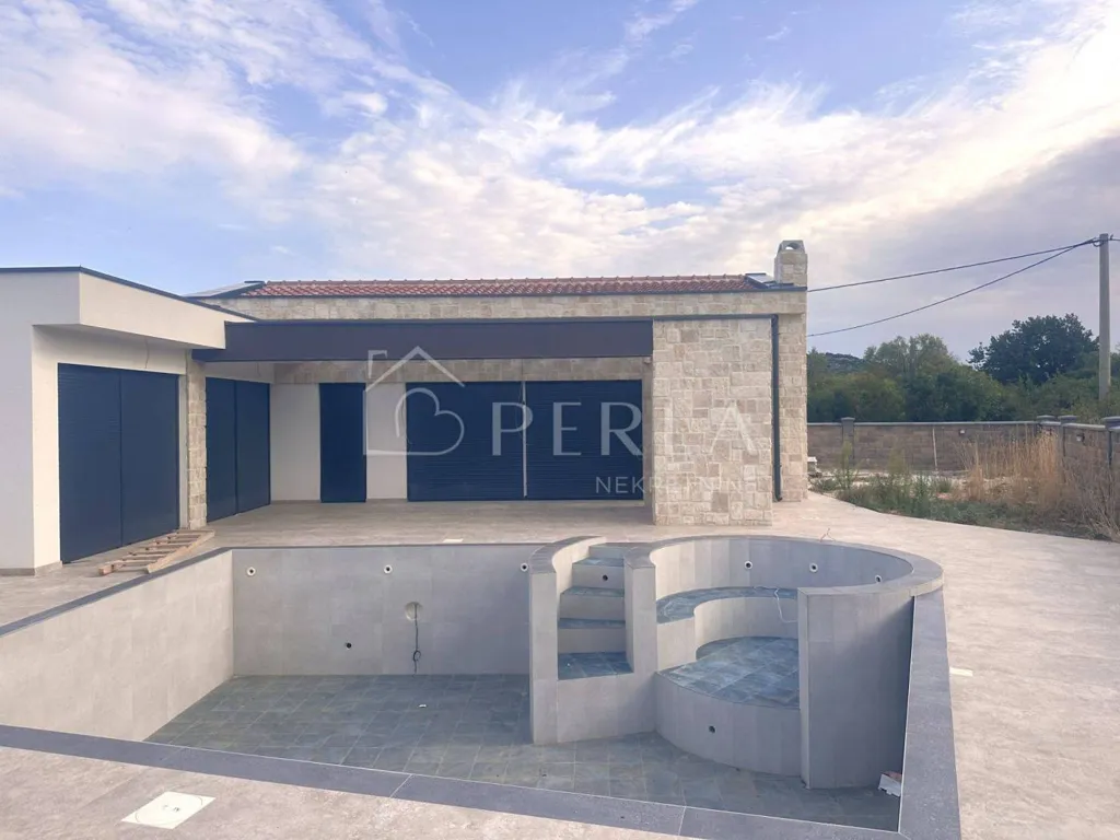 Piscine - Modern Bungalow with Pool in Debeljak, Sukošan