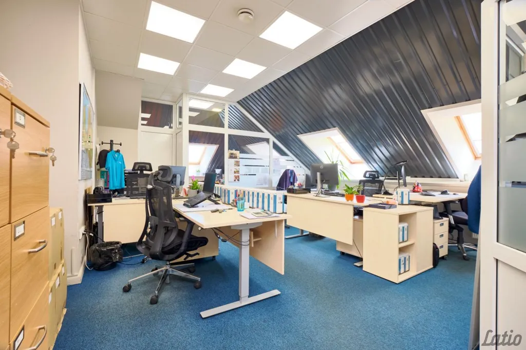 Kabinet - Commercial Space with Extensive Asfaltēta Area in Riga