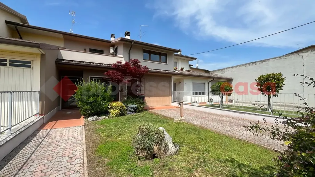 Aed - Semi-detached Villa with Garden in Erbe'