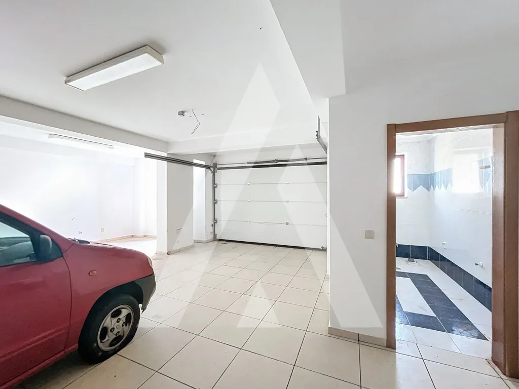 Garage - Isolated House with Indoor Pool in Pombal