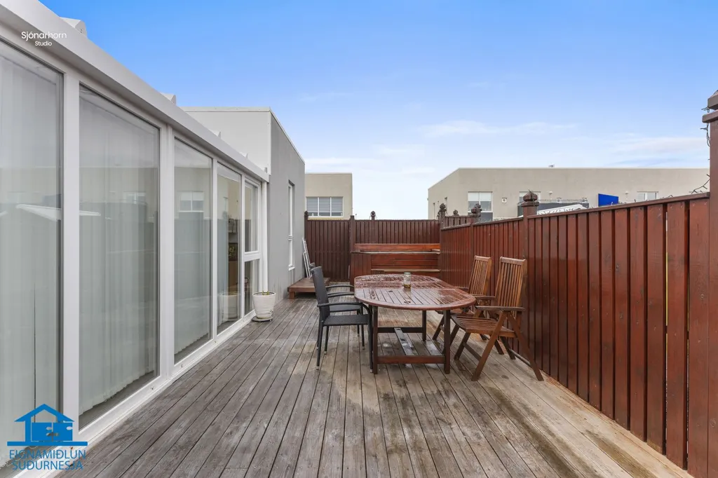 Terrazza - Five-Bedroom Semi-Detached in Njarðvík