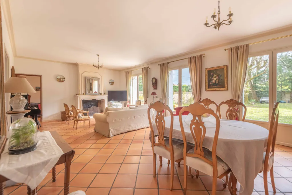 Dining Room - Luxury House with Pool near Bordeaux