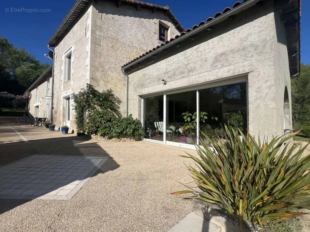Aed - Charming Country House with Solarium in Lhommaizé