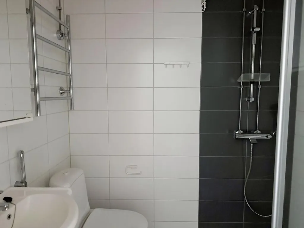 Salles de bain - Spacious Flat with Balcony in Länsimäki, Vantaa