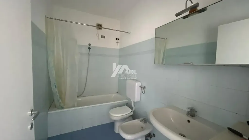 Salles de bain - Modernised Two-Bedroom Apartment in Brescia