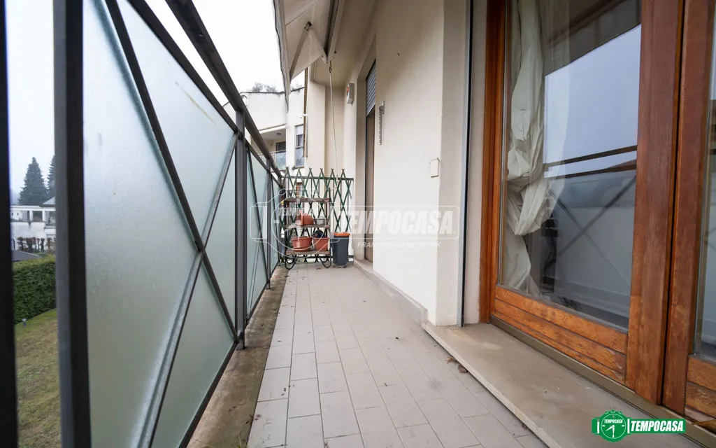 Balcon - Mansard Apartment with Balcony in Mariano Comense