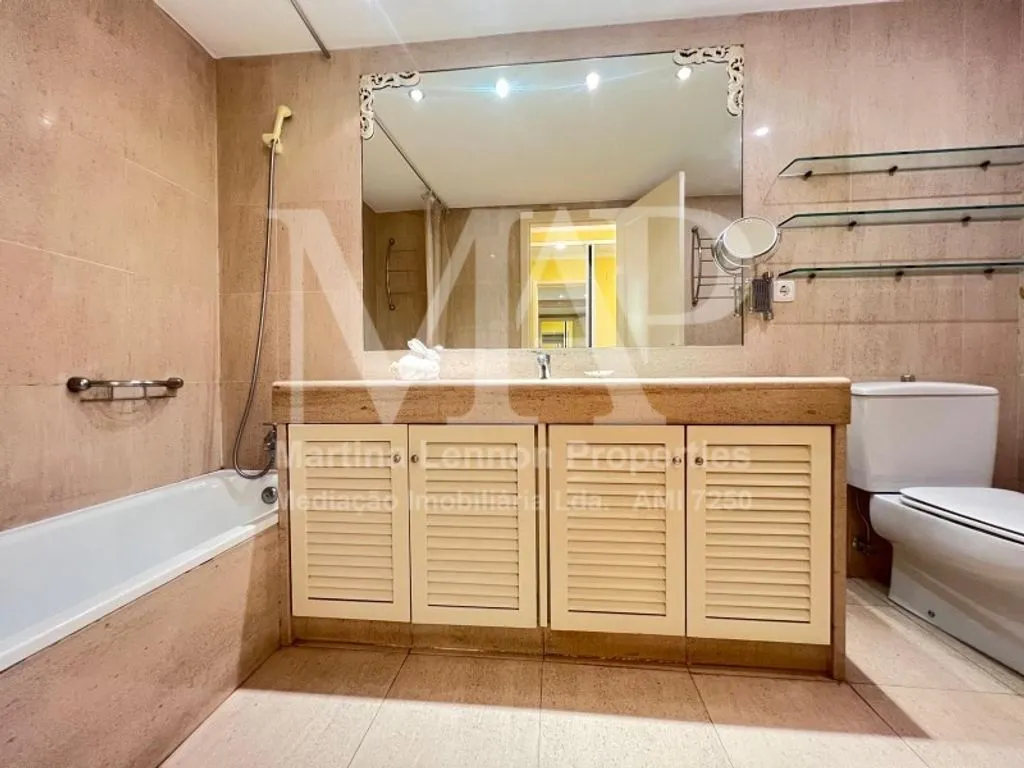 Bathrooms - 3-Bedroom Apartment with Parking in Lisbon