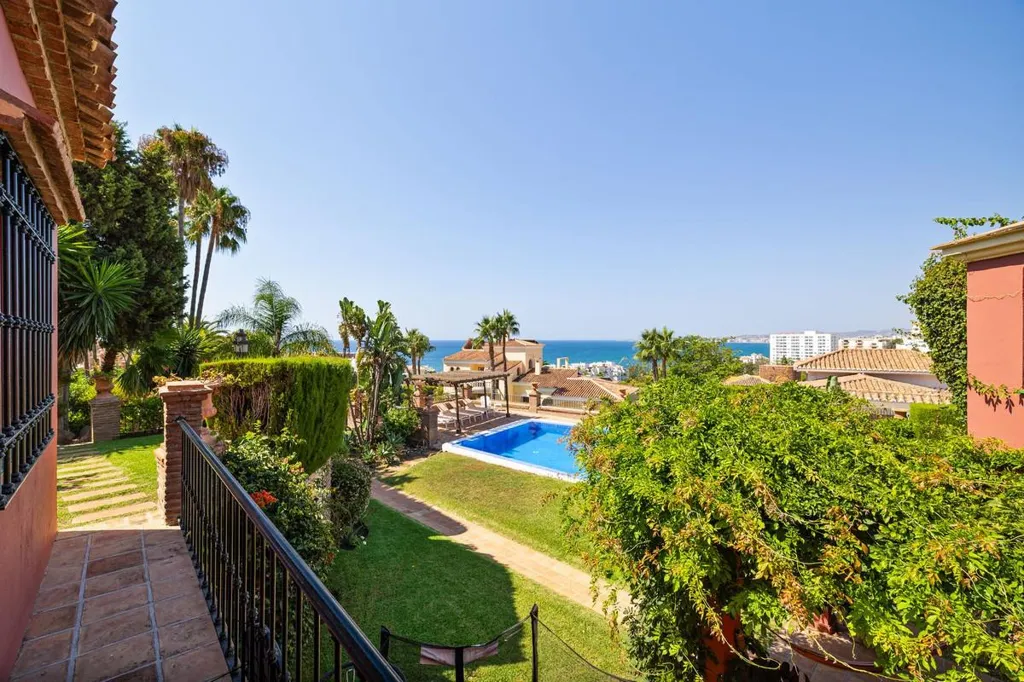 Terrasse - Exclusive Villa with Private Pool in Torrequebrada