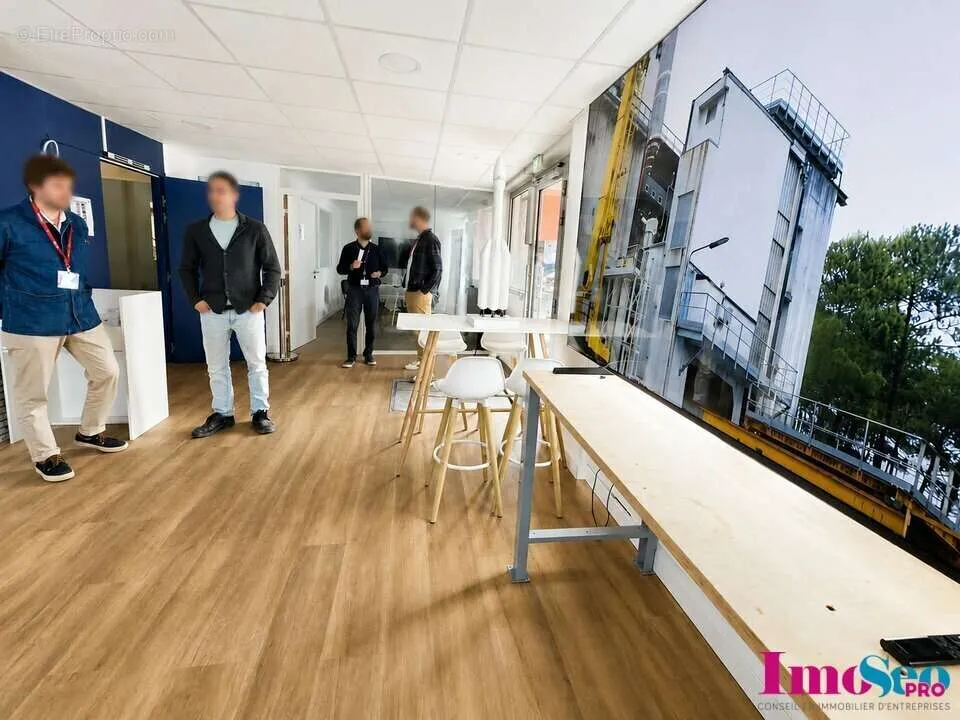 Salle à manger - Entrepôt Industriel avec Bureaux au Haillan