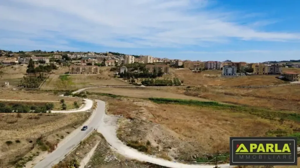 Villa with 9,500m² Land in Canicattì