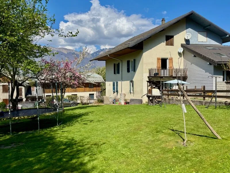 Garden - 5-Piece House with Garden in Village Setting