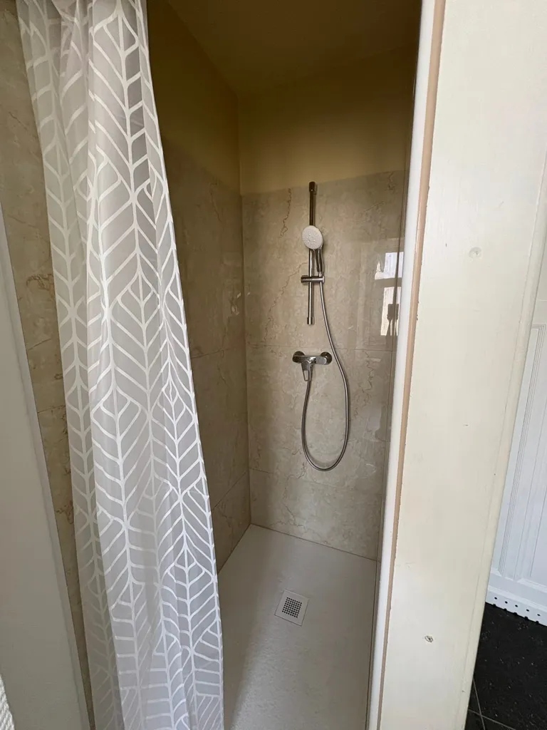 Vannitoad - 8-Bedroom House with Terrace in Anderlecht