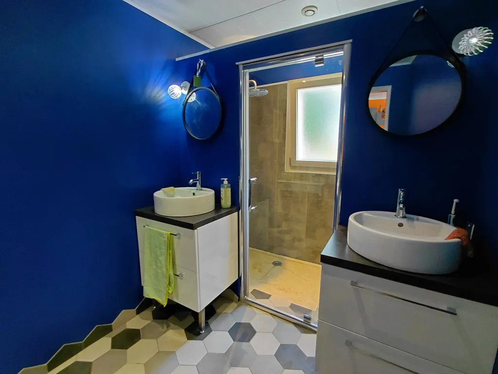 Salles de bain - Bungalow avec jardin paysagé à Les Lèches
