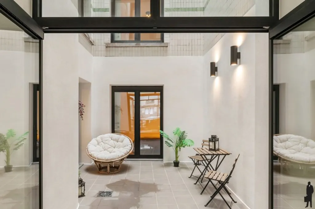 Aed - Renovated Duplex with Terrace in Antwerp