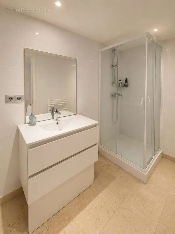 Salles de bain - Maison avec Piscine et Jardin à Allauch