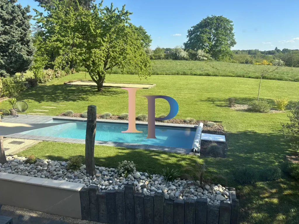 Piscine - Maison en Pierre Rénovée avec Piscine près de Charlieu