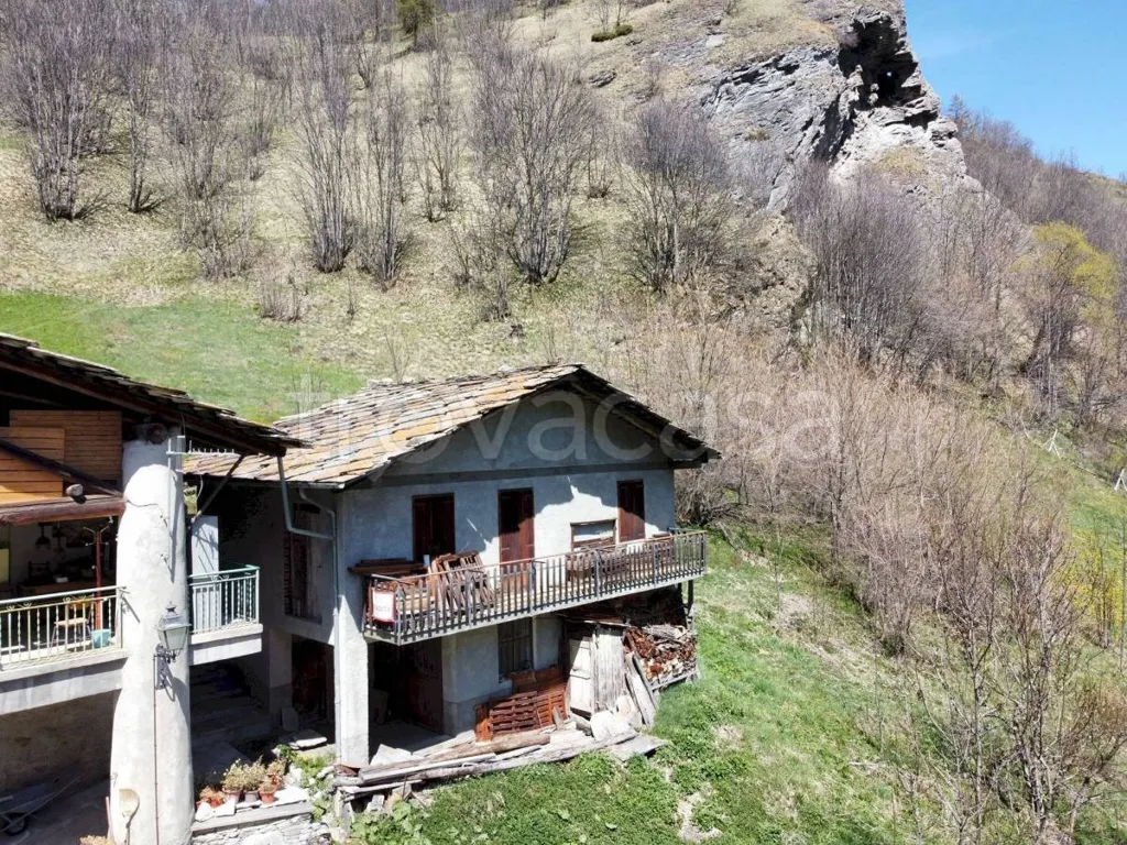 Exterior - Rustic House with Garden in Bellino