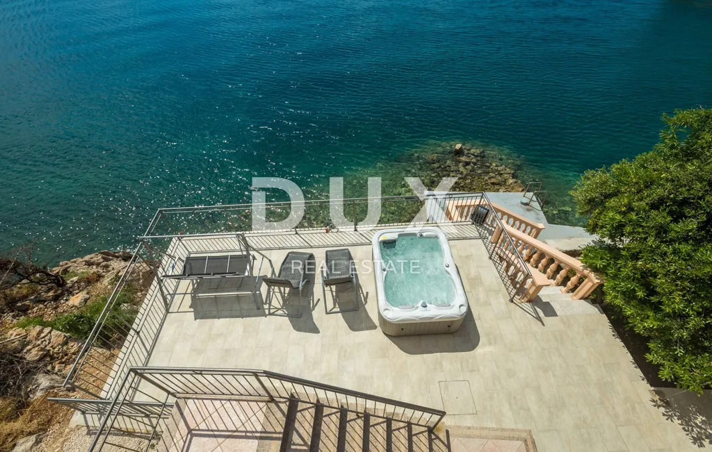 Terrass - Two-Unit House with Sea View in Karlobag